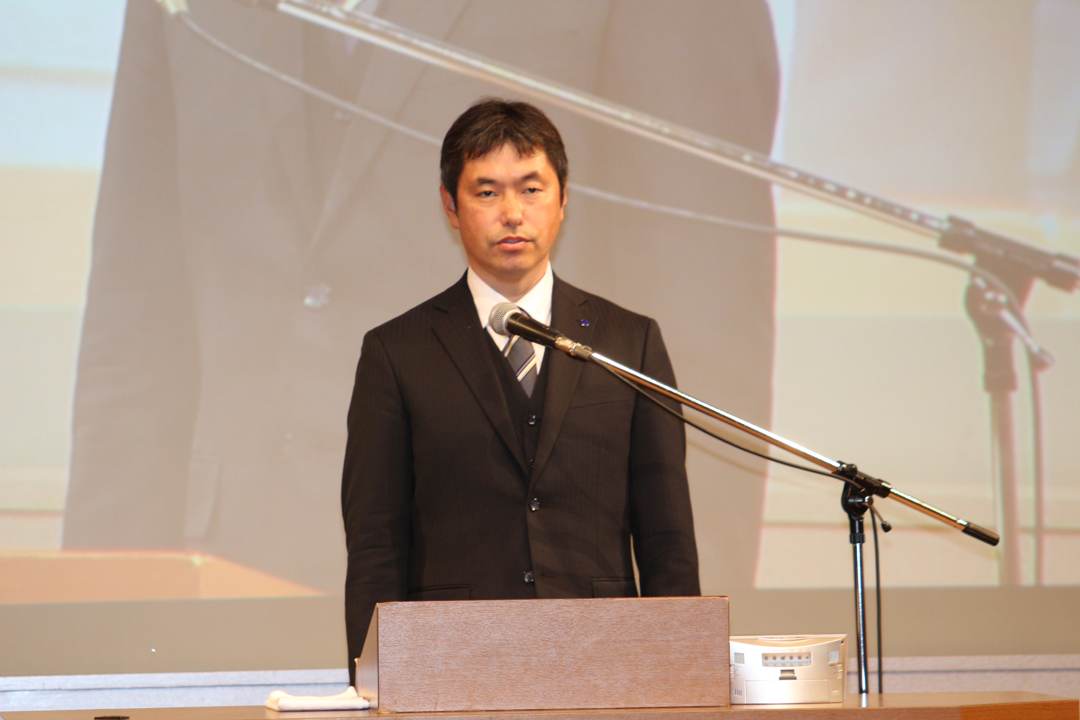 http://www.syms.bz/houkoku/%E4%B8%AD%E5%B3%B6%E4%BC%9A%E9%95%B7%E6%8C%A8%E6%8B%B6.JPG