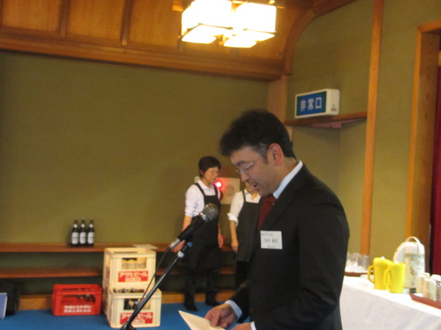 司会・荒井副会長.JPG