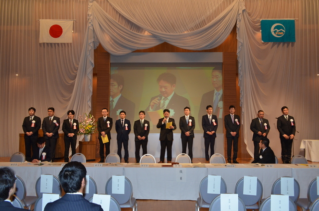 ⑮新役員登壇・挨拶.JPG